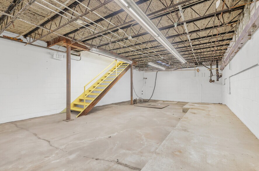 More Photos Of 6704-6720 N Ridge Rd, Madison General Retail For Sale