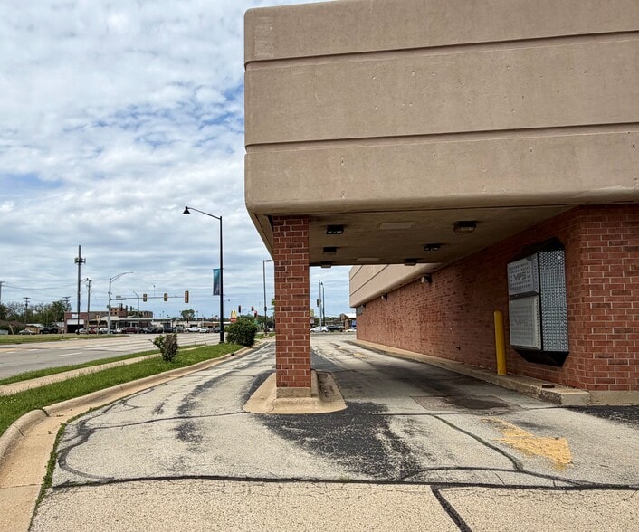 More Photos Of 1602 Kishwaukee St, Rockford Freestanding For Lease