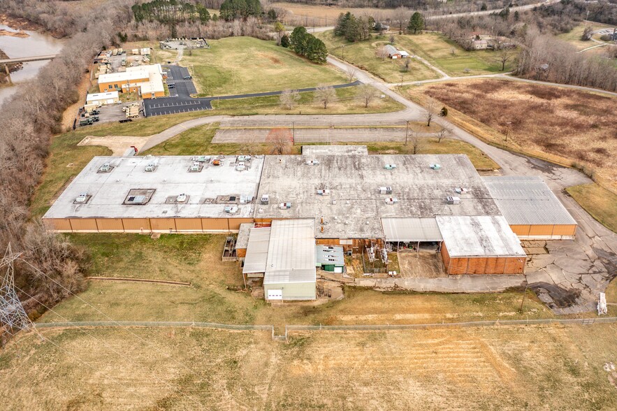 More Photos Of 200 Universal Dr, Centerville Distribution For Lease