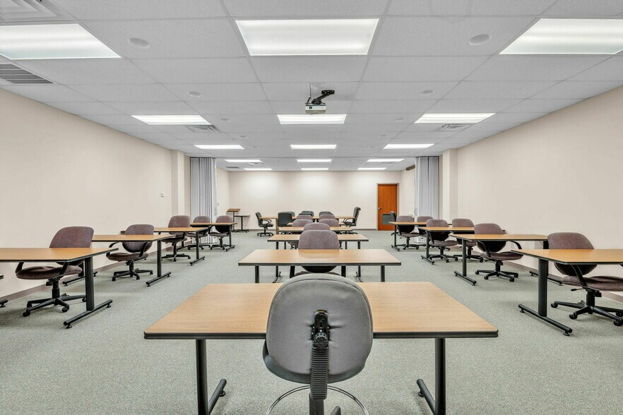 More Photos Of 2010 Castaic Ln, Knoxville Office For Sale