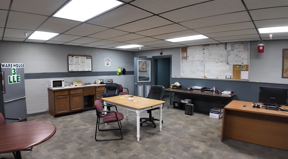 More Photos Of 301 Northwestern Ave, Chariton Distribution For Lease