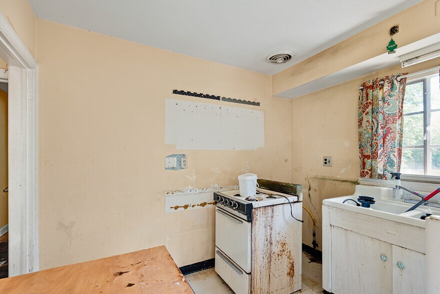More Photos Of 9 E 44th St, Wilmington Office Residential For Sale