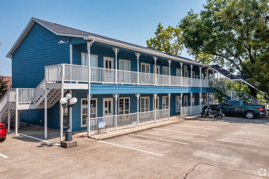 More Photos Of 504 N Oak St, Roanoke Office For Sale