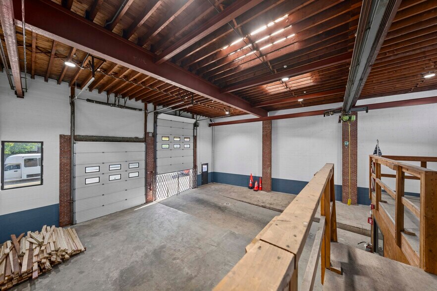 More Photos Of 1050 Elizabeth Ave, Elizabeth Warehouse For Lease