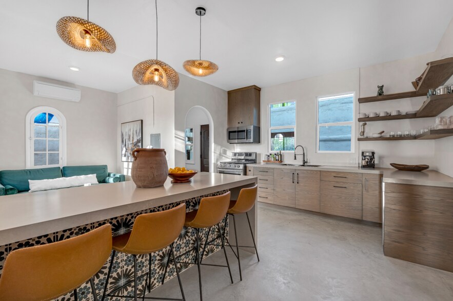 More Photos Of 1915 Ocean Front Walk, Venice Flex For Sale