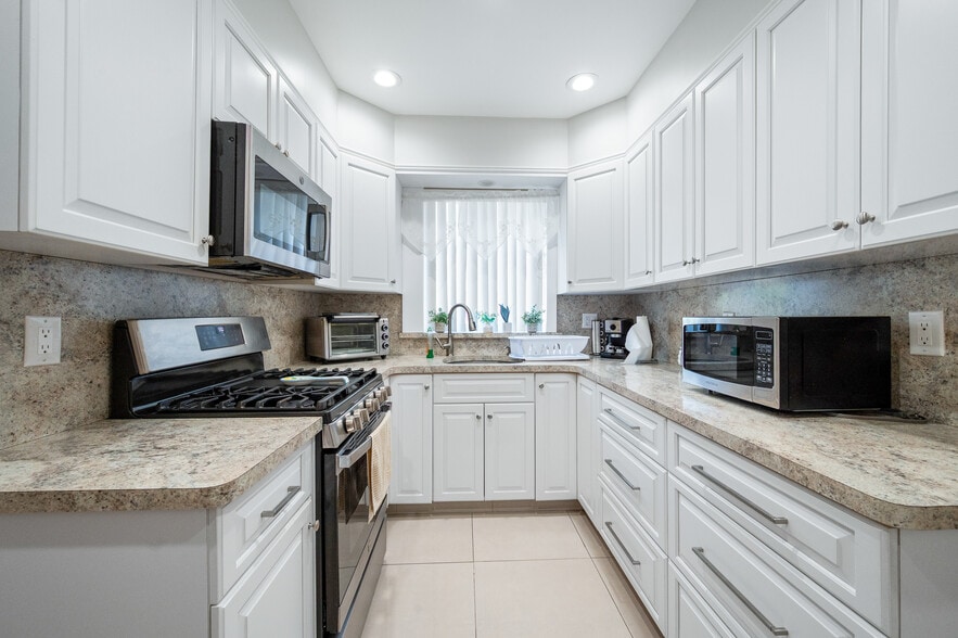 More Photos Of 2101 76th St, Brooklyn Flex For Sale