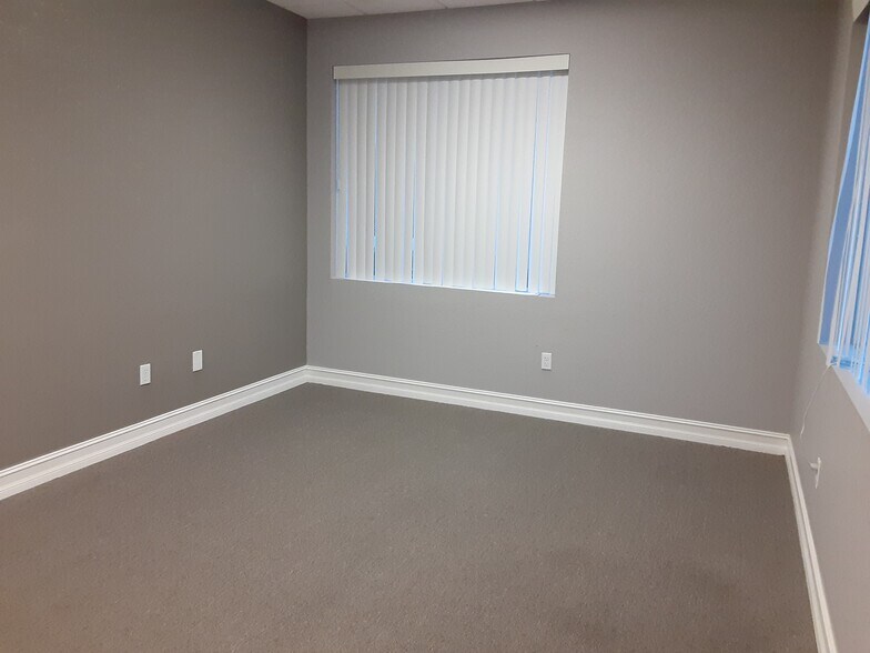 More Photos Of 4975-4977 Royal Gulf Cir, Fort Myers Medical For Lease