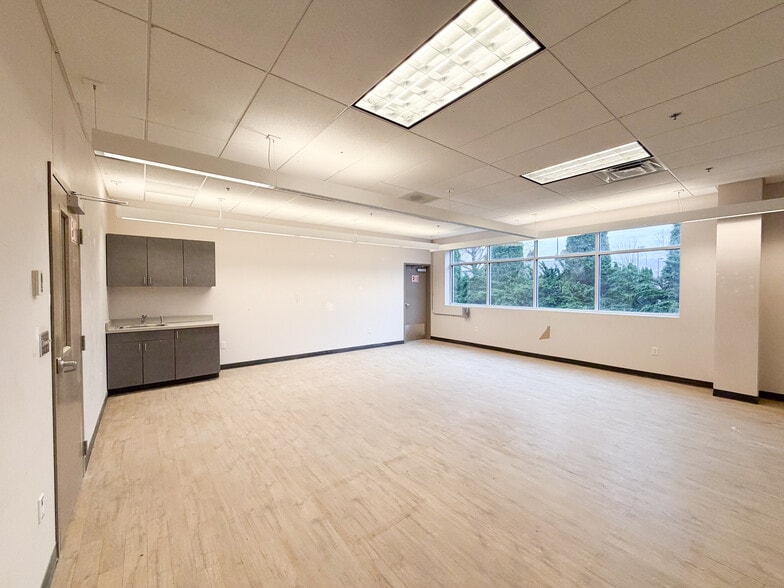 More Photos Of 10 County Line Dr, Cromwell Warehouse For Sale