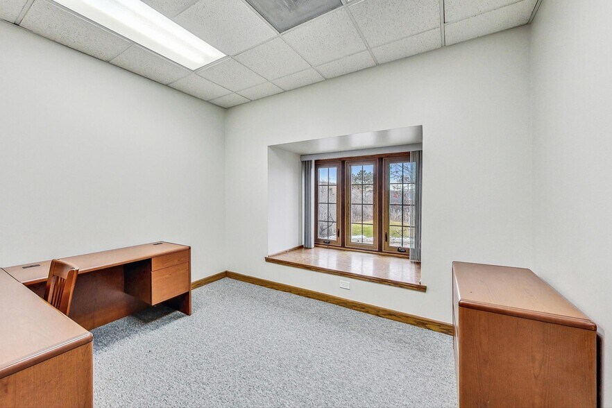 More Photos Of 28085 N Ashley Cir, Libertyville Medical For Lease
