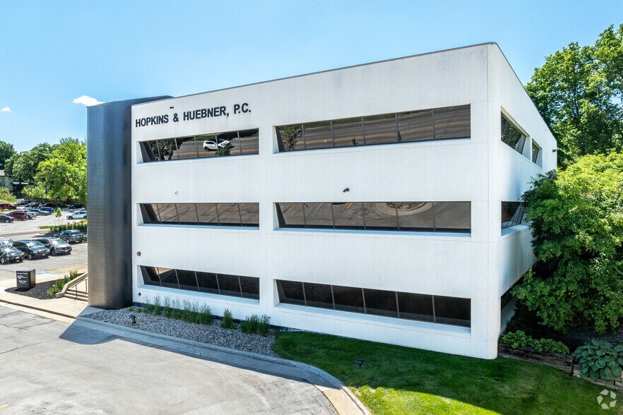 More Photos Of 2700 Grand Ave, Des Moines Office For Lease