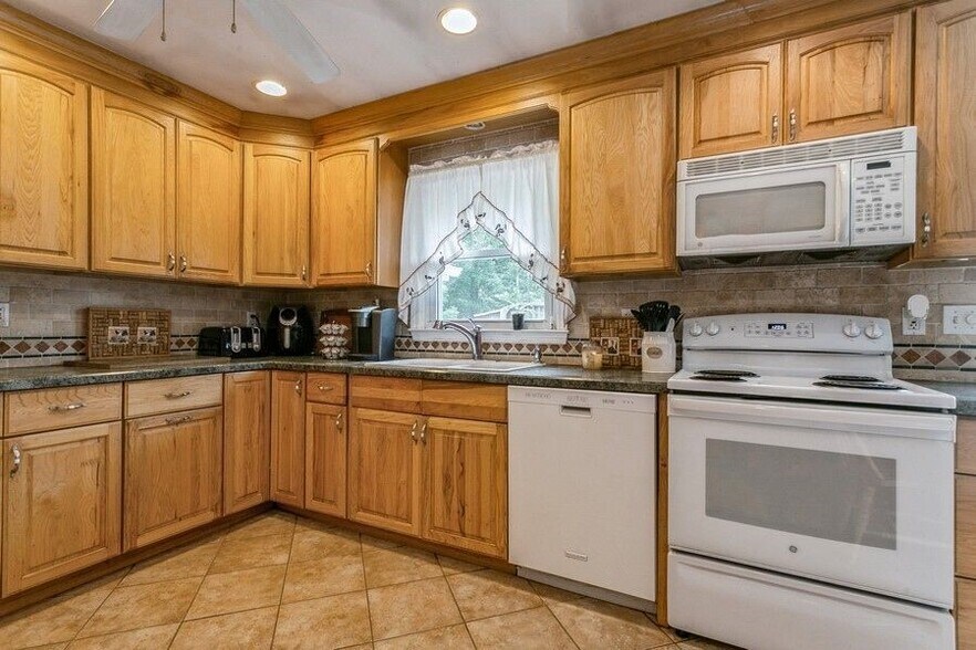 More Photos Of 109-111 N Cross Rd, Lagrangeville Veterinarian Kennel For Sale