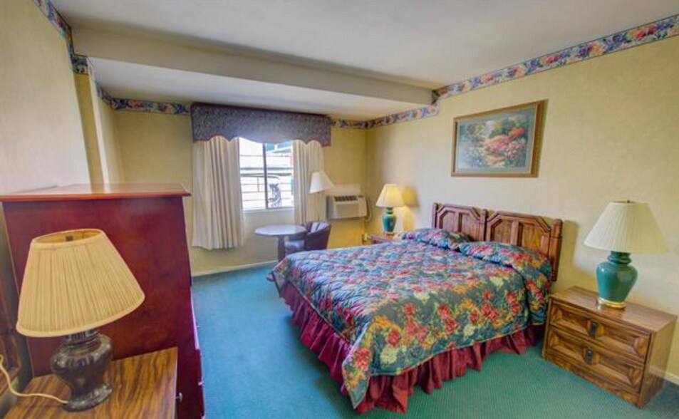 More Photos Of 302 6th Ave S, Clinton Hotel For Sale