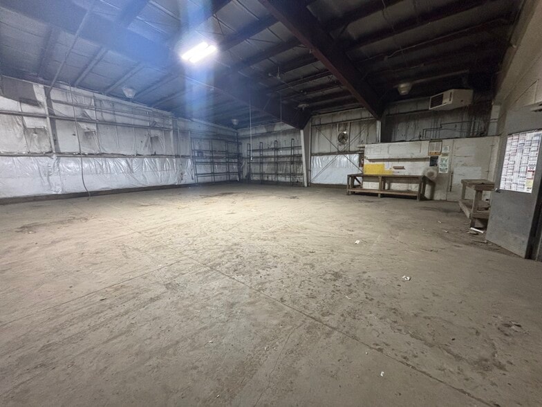 More Photos Of 1740 E College Dr, Marshall Distribution For Lease