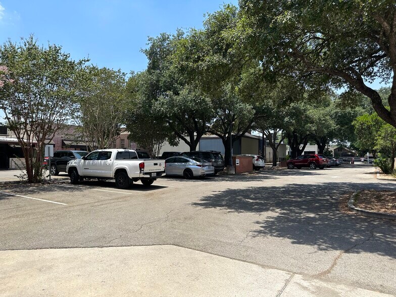More Photos Of 401 Main Plz, New Braunfels Office For Lease