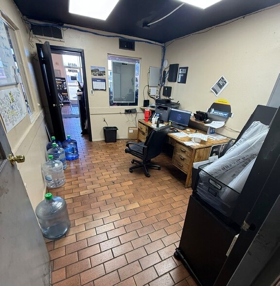 More Photos Of 8812- 8828 Black Canyon Hwy Hwy, Phoenix Industrial For Sale