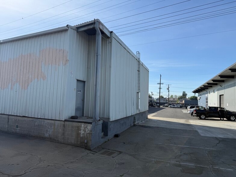 More Photos Of 7535 Woodman Pl, Van Nuys Warehouse For Lease