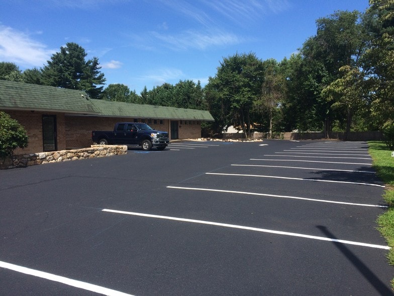 More Photos Of 201 Possum Park Rd, Newark Medical For Lease