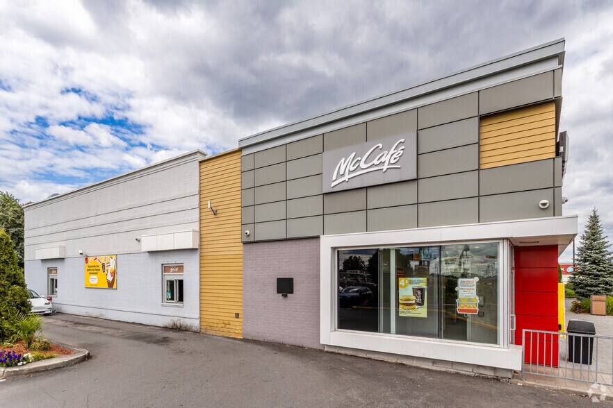 More Photos Of 2180 Boul Des Laurentides, Laval Fast Food For Lease