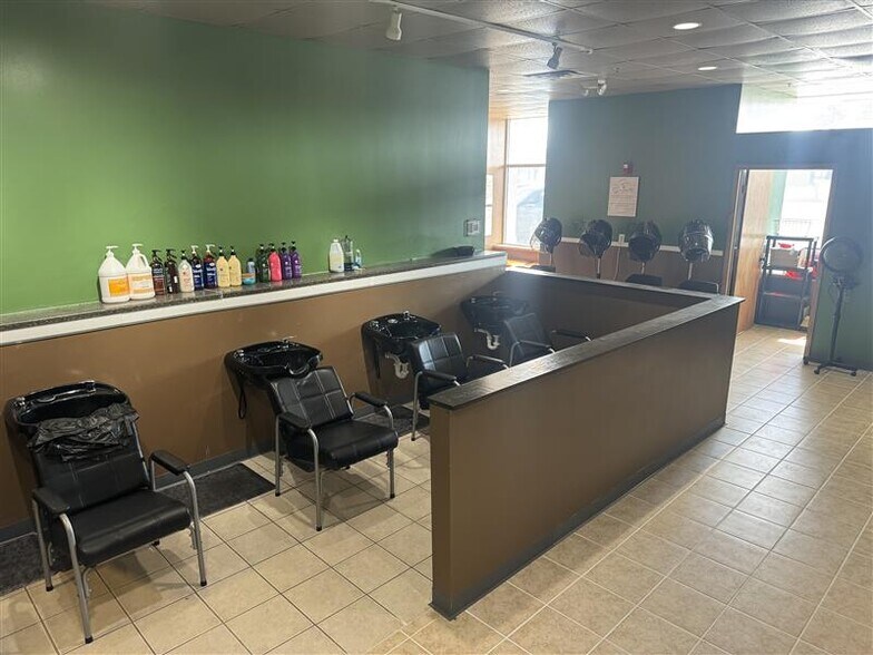 More Photos Of 1609-1619 Mall Dr, Benton Harbor Storefront For Lease