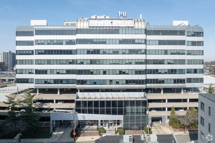 More Photos Of 1 Bridge Plz N, Fort Lee Office For Lease