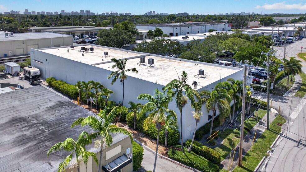 More Photos Of 4700-4712 NE 11th Ave, Oakland Park Warehouse For Lease