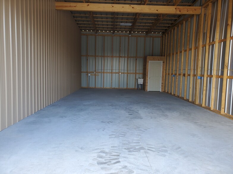 More Photos Of 532 N Bluford Ave, Ocoee Warehouse For Lease