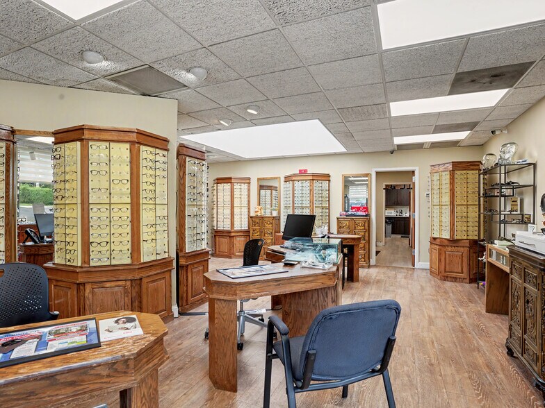 More Photos Of 526 Newfield Ave, Stamford Freestanding For Sale