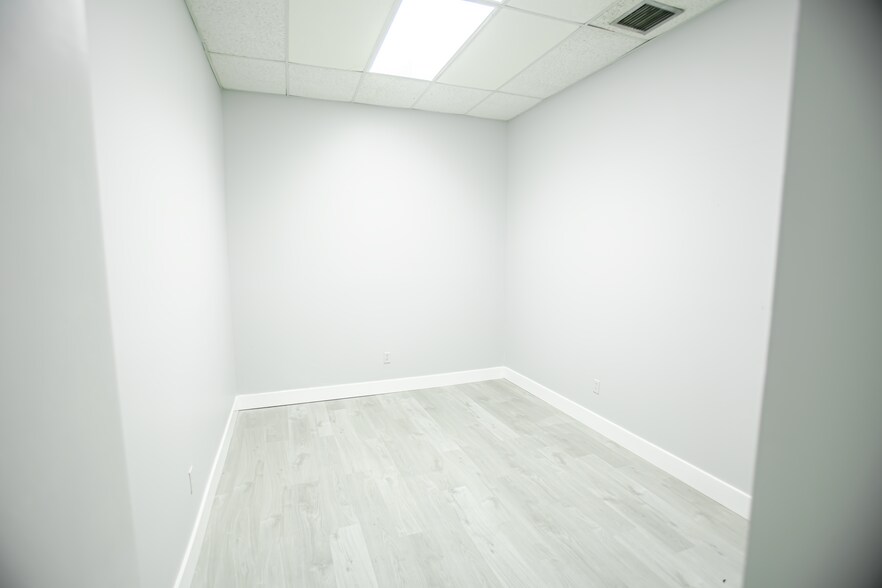 More Photos Of 16350 NE 12th Ave, North Miami Beach General Retail For Lease