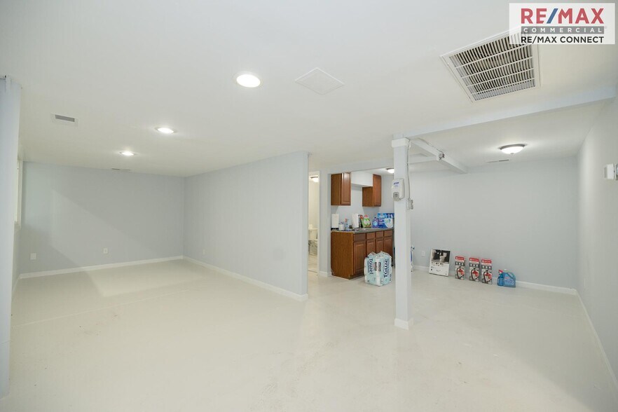 More Photos Of 2850 Cromwell Rd, Norfolk Warehouse For Sale