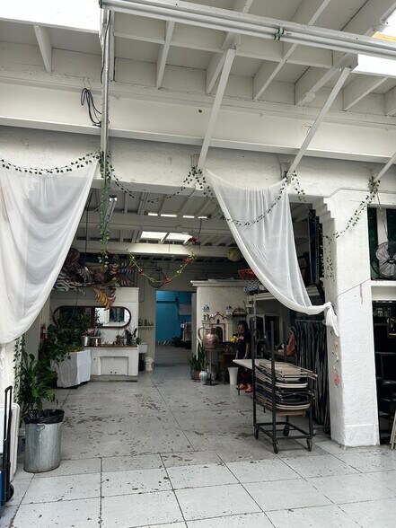 More Photos Of 1856 W Washington Blvd, Los Angeles General Retail For Sale