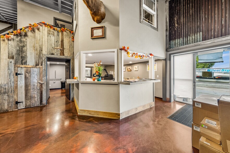 More Photos Of 3811 Crater Lake Hwy, Medford Warehouse For Sale