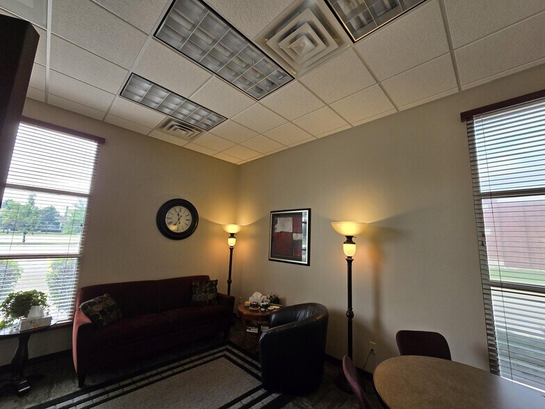 More Photos Of 2755 10th Ave N, Grand Forks Office For Sale