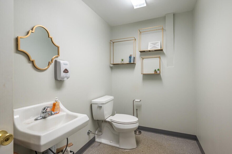 More Photos Of 208 Conway Dr, Columbus Showroom For Sale