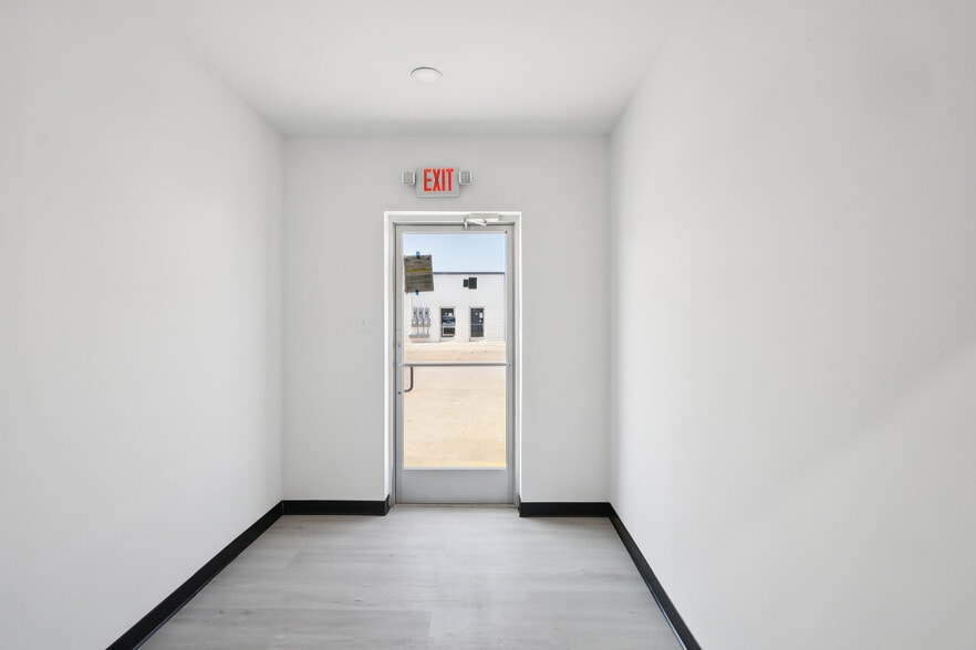 More Photos Of 1105 Colorado Ln, Arlington Unknown For Lease