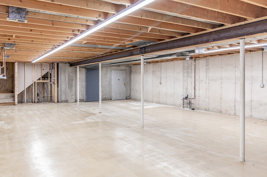More Photos Of 104 S Main St, Marion Office For Sale