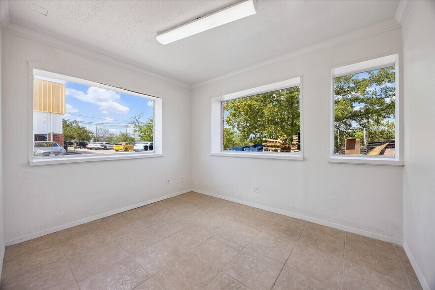More Photos Of 10631 Joseph Clayton Dr, Austin Warehouse For Sale