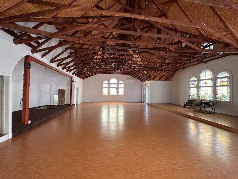 More Photos Of 305 Rose Ave, Venice Religious Facility For Sale