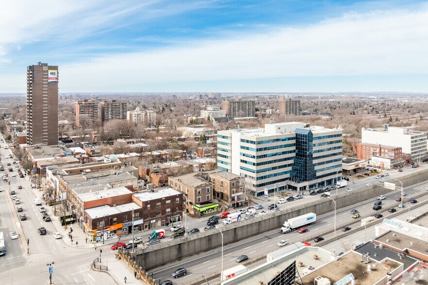 More Photos Of 5136 Boul Décarie, Montréal Apartments For Sale