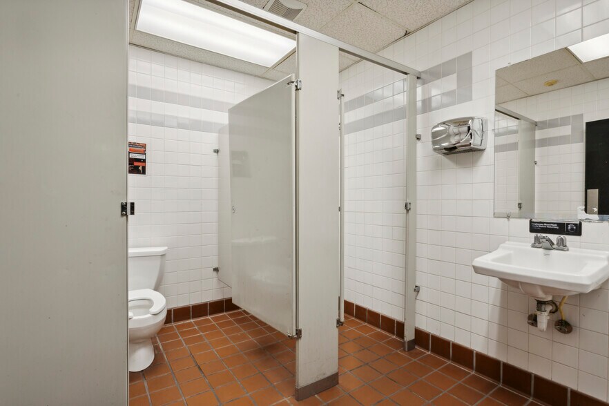 More Photos Of 1900 S Christopher Columbus Blvd, Philadelphia Freestanding For Sale