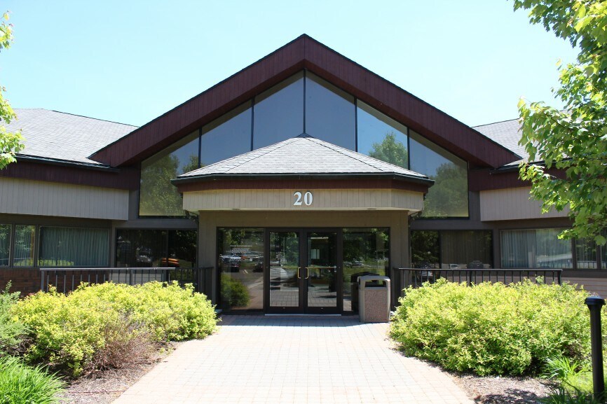 More Photos Of 10 Waterside Dr, Farmington Office For Lease