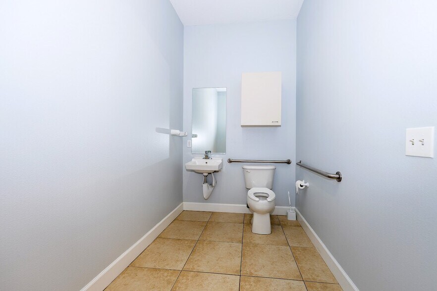 More Photos Of 2001 Manatee Ave E, Bradenton Office For Lease
