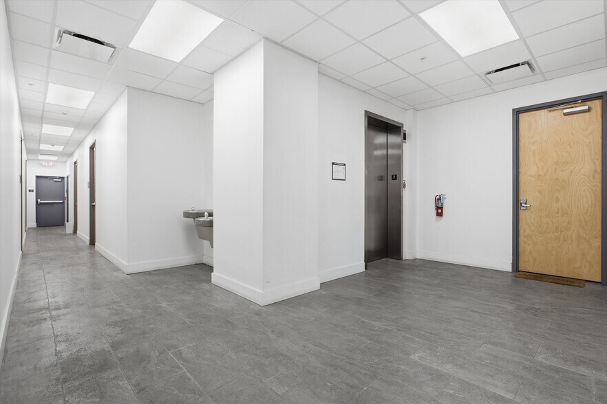 More Photos Of 10450 NW 33rd St, Doral Office For Sale