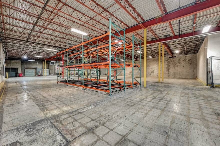 More Photos Of 100 Chamber Plz, Charleroi Supermarket For Lease