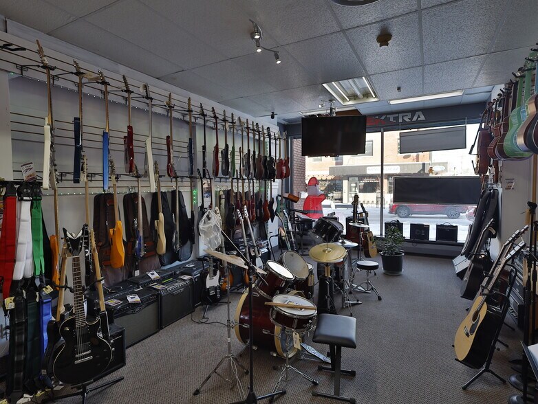 More Photos Of 330 Rue Principale, Granby Flex For Sale