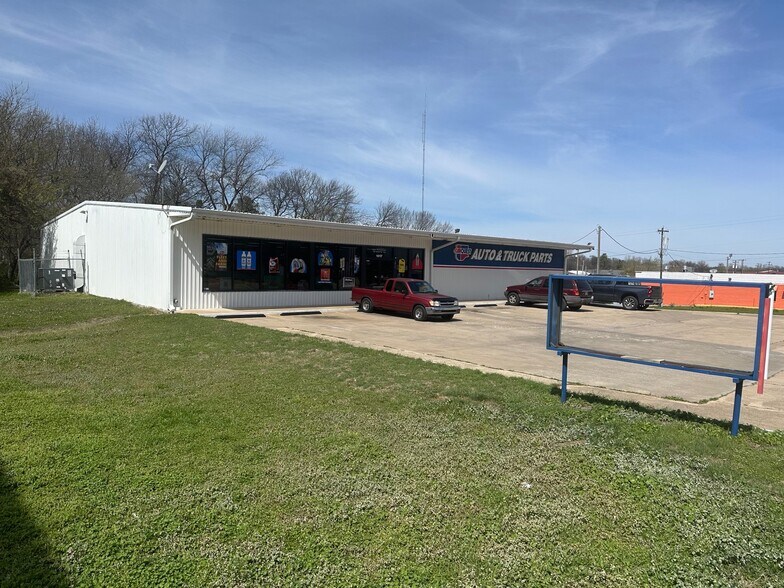 More Photos Of 1017 N Washington St, Ardmore Freestanding For Sale