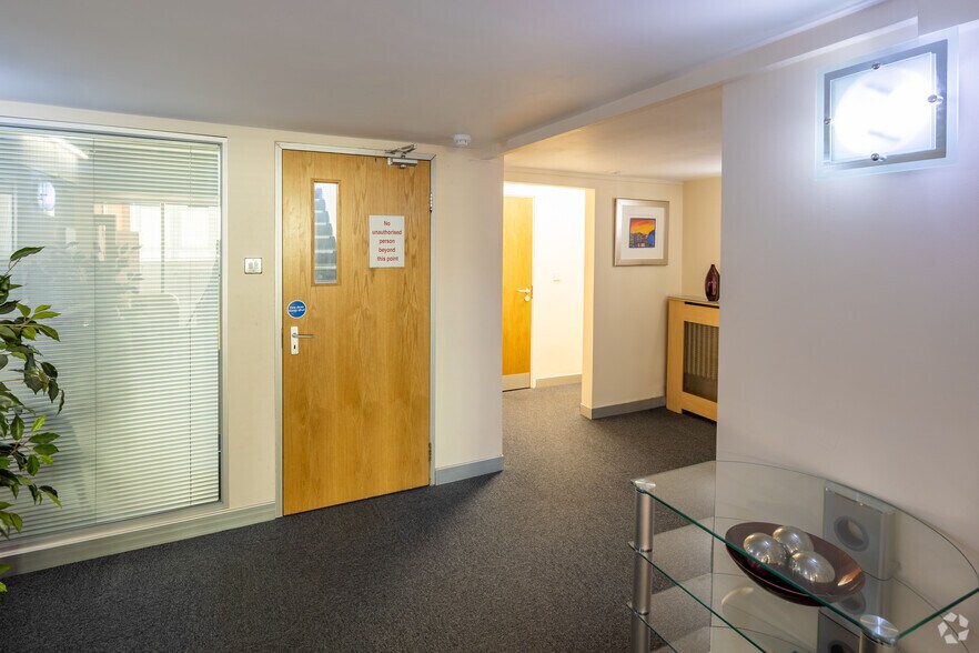 26 Haslucks Green Rd, Solihull, WMD B90 2EL Office For Lease