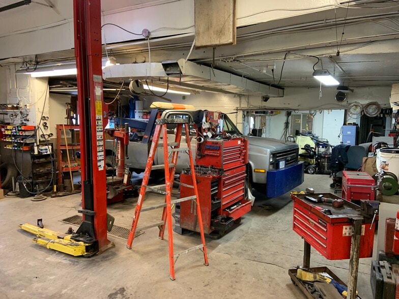 More Photos Of 40 King St E, Kawartha Lakes Auto Repair For Sale