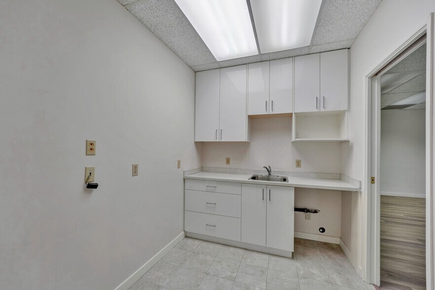 More Photos Of 11861 88 Av, Delta Medical For Lease