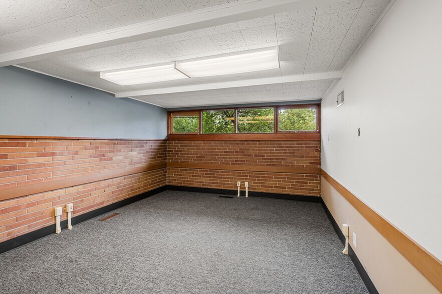 More Photos Of 125 NE Manzanita Ave, Grants Pass Medical For Sale