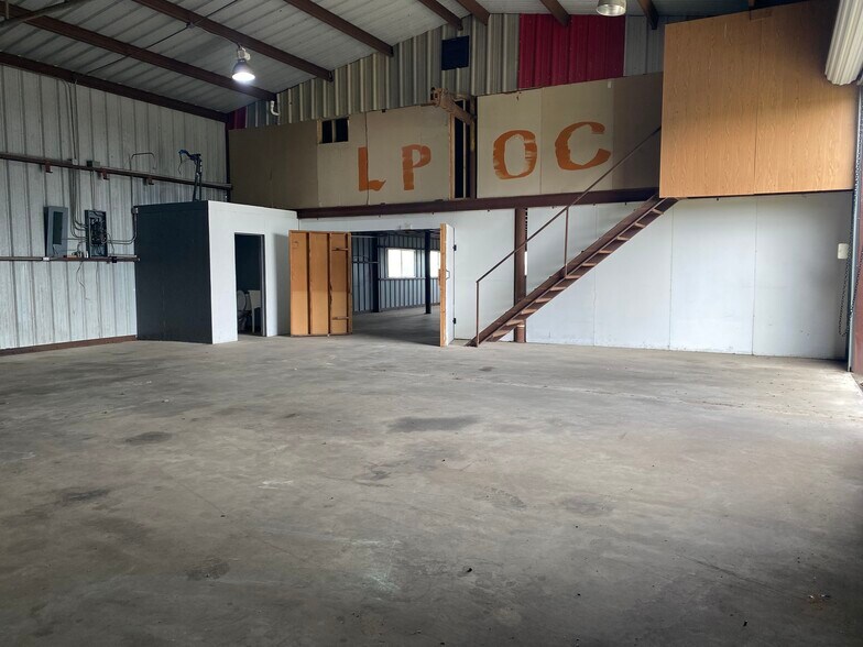 More Photos Of 15194-15264 S IH 35, Bruceville Warehouse For Sale